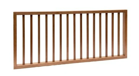 Hardhouten spijlenhek, 180 x 80 cm. Frame 4,5 x 7 cm, spijlen 2 x 3 cm